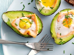 Eggs baked in avocado with smoked salmon recipes - Breakfast and brunch